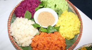 Cơm nếp ngũ sắc được nhuộm bằng màu thực phẩm - một món ăn truyền thống của người Việt